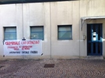 Lo striscione esposto davanti la sede della cooperativa Re-Novo, al grido "Criminale chi licenzia"