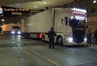 Fermati al porto due giovani afgani dalla Gdf. Erano nascosti all'interno di un camion