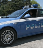 Mendicante ubriaco importuna i passanti