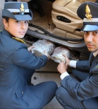 Nascondeva la droga nel suv, arrestato