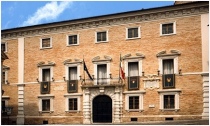 Palazzo Campana, sede del «Cinema sotto le stelle» durante i periodi estivi